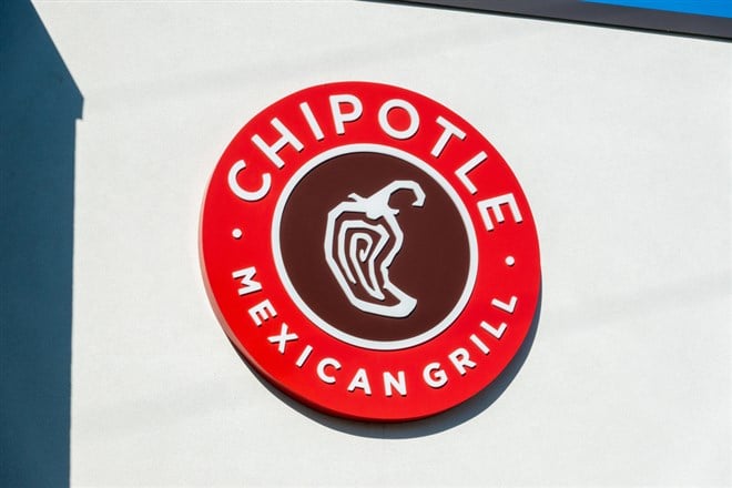 East Lansing, MI - August 31, 2024: Chipotle Mexican Grill Logo on Building. High quality photo — Stock Editorial Photography