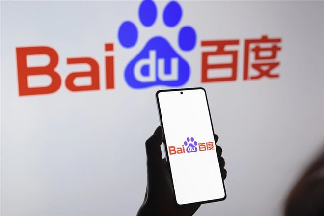 August 15, 2024, Paraguay. In this photo illustration, the from the Baidu, Inc. logo is displayed on a smartphone screen and in the background — Stock Editorial Photography